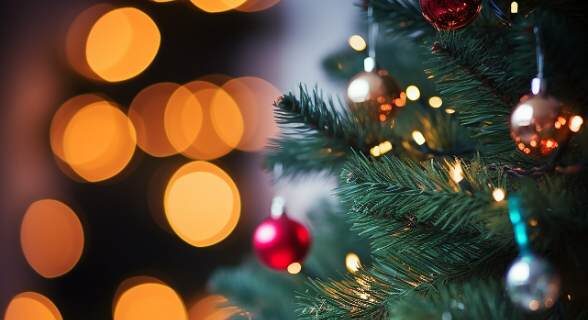 kerstcadeau in rood papier en op de achtergrond kerstlampjes in rood en goud