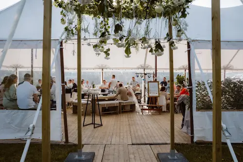 De entree van De Koningshof, sfeervol verlicht met een elegante overkapping, rode loper en goed onderhouden tuin.